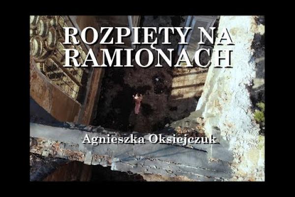 Rozpięty na ramionach - Agnieszka Oksiejczuk